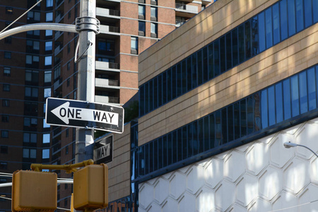 单程路标在纽约街道留下的点