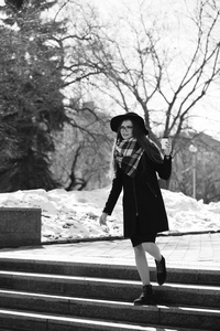 年轻女孩散步的黑白照片