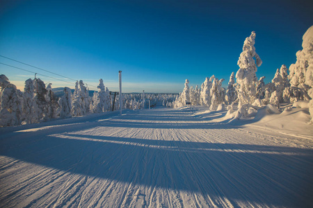 冷山的美景的滑雪胜地，阳光明媚的冬日，与边坡 滑雪和滑雪缆车