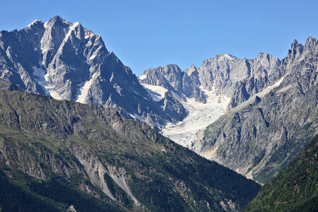 冰川在高加索山脉在佐治亚。山地