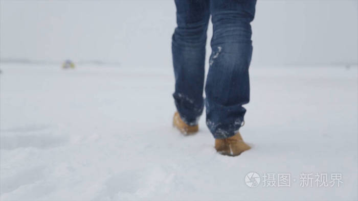 人走在雪地上, 脚印在雪地里, 在后面