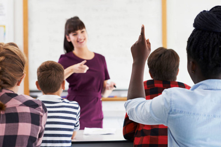 青少年学生在课堂上回答问题