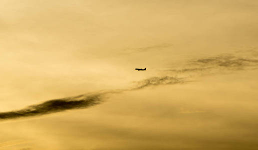日落在曼谷金黄天空与飞机