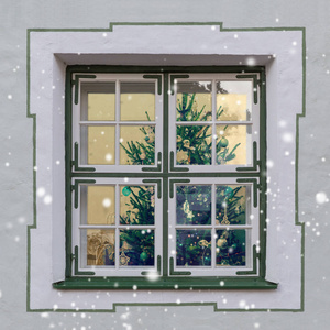 透过美丽的窗户看到的圣诞树