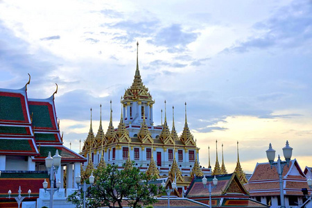 Loha Prasat, 金属城堡覆盖金叶在 W