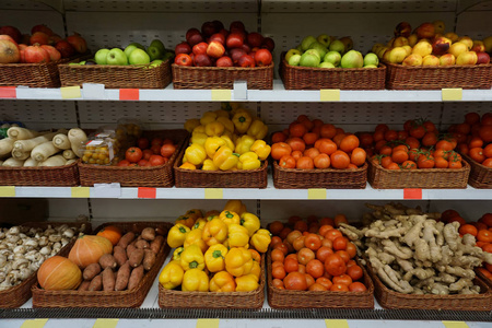 各种蔬菜的超市货架图片