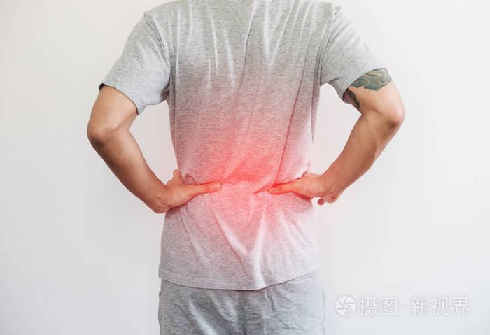 一个男人抚摸他的背部用红色突出的背部疼痛和腰部疼痛概念概念