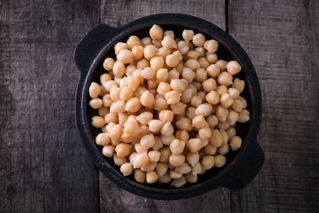 在碗里的鹰嘴豆鹰嘴豆是有营养的食物。健康素食