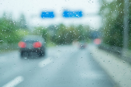 一辆汽车在雨中行驶