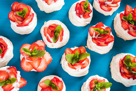 自制小草莓帕夫洛娃酥皮蛋糕图案与奶油的顶视图