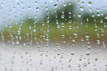 这是在马来西亚的玻璃上的雨滴