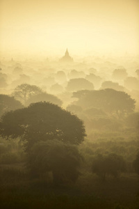 日出场景宝塔古城田野在巴甘缅甸。 高