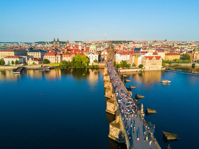 美丽的空中日落景观布拉格市全景与一个城堡在地平线上从上面。 城市中部的Vltava河令人惊叹的城市景观。