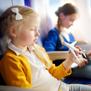 乘飞机旅行的可爱小女孩