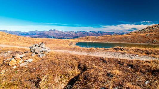 秋天在高山的普斯泰里亚河谷徒步旅行