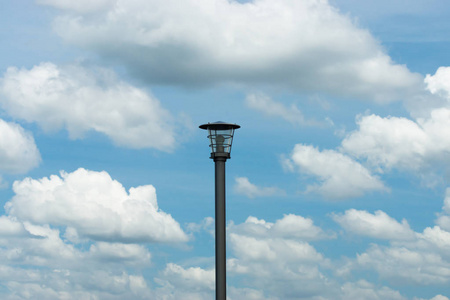 以天空为背景的电源杆