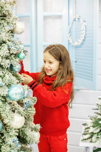 孩子装饰圣诞树。概念新年, 快乐 Ch