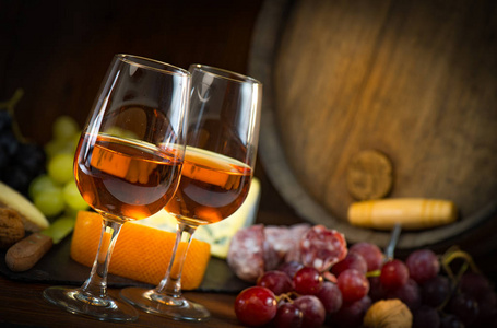 玫瑰酒的眼镜, 奶酪在棕色木制的巴木桶和桶
