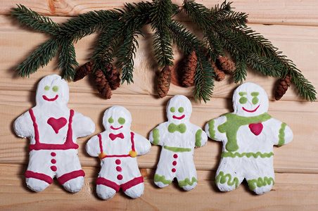 新年饼干和冷杉树枝的组成在木背景, 圣诞节背景。圣诞曲奇