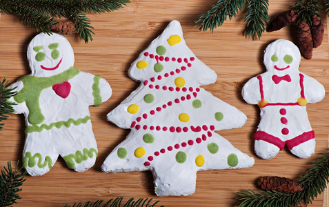 新年饼干和冷杉树枝的组成在木背景, 圣诞节背景。圣诞曲奇