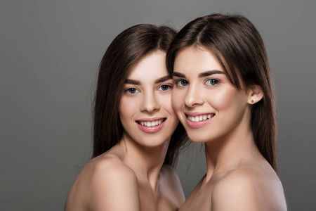 完美肌肤和天然彩妆的双胞胎女性
