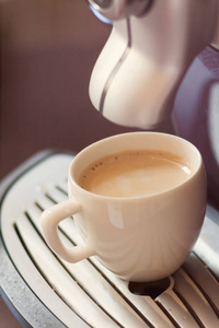 白杯站在咖啡机的咖啡光栅