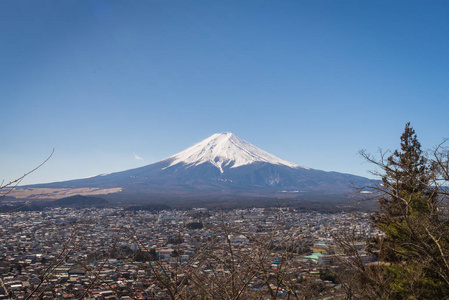 日本的富士山。这座山是最有名的旅游和旅行者