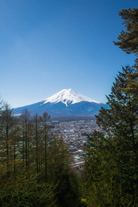 日本的富士山。这座山是最有名的旅游和旅行者