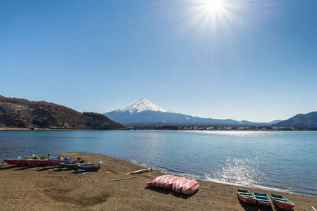 日本的富士山和河口湖。它最著名的地方为旅行者和游人