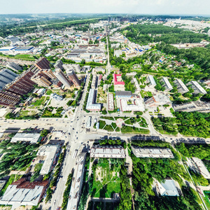 与空中城市景观 十字路口 道路 房屋 建筑物 公园及停车场。阳光灿烂的夏天全景图像