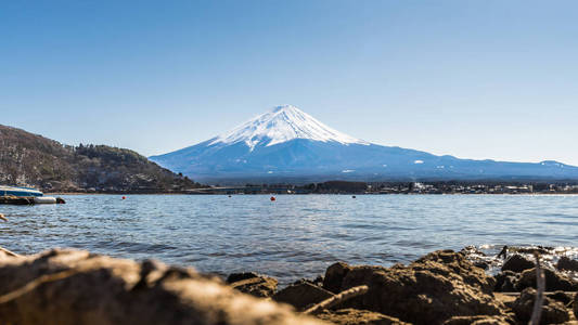 日本的富士山和河口湖。它最著名的地方为旅行者和游人