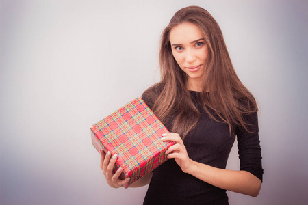 微笑的女人保持红色礼品盒