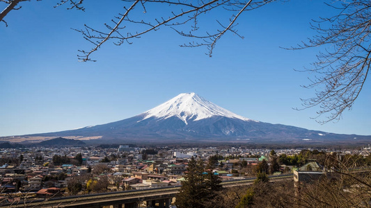 日本的富士山。这座山是最有名的旅游和旅行者