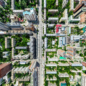 与空中城市景观 十字路口 道路 房屋 建筑物 公园及停车场。阳光灿烂的夏天全景图像