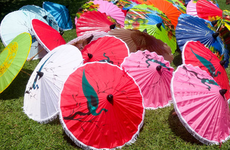 泰国风格手工彩色雨伞背景。 泰国北部蒋迈的手工古伞兰娜伞。