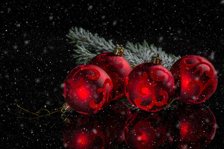 红色圣诞节树装饰, 红色球和绿色冷杉在黑色