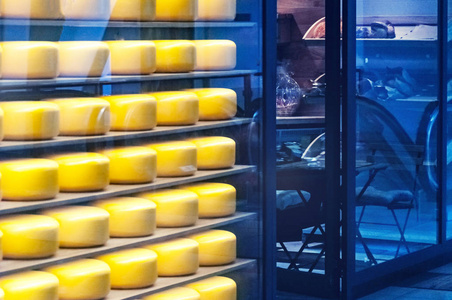 许多大黄头的新鲜奶酪躺在货架上的 minishop