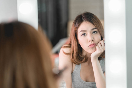 年轻美丽的亚洲女性化妆近镜