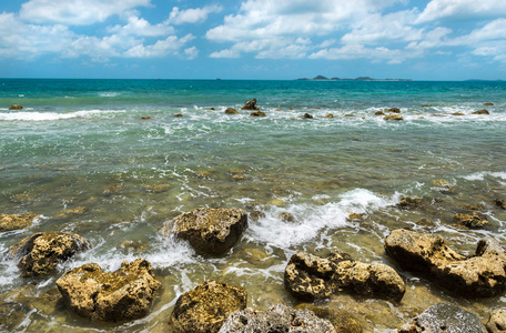 泰国苏梅岛的岩石海滩海景