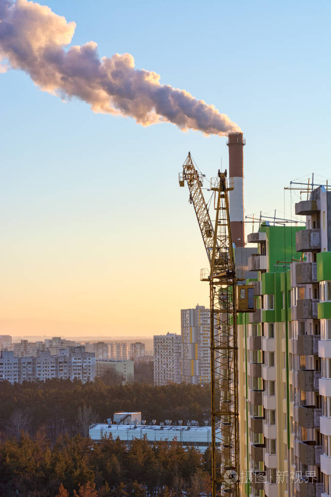 城市空气污染的环境问题-工业建筑起重机和建筑工地在