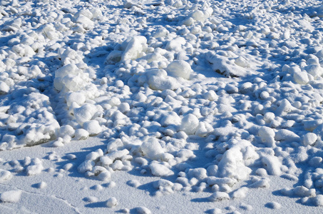 在地上下了雪