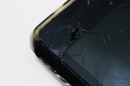 智能手机的上角与玻璃打破的屏幕