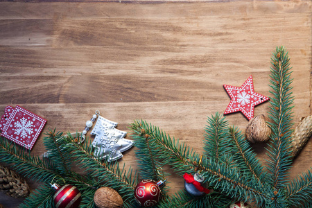 冷杉的枝条和球圣诞木制背景