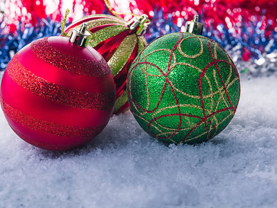 圣诞装饰品的背景是一棵模糊的圣诞树树枝。冷色调