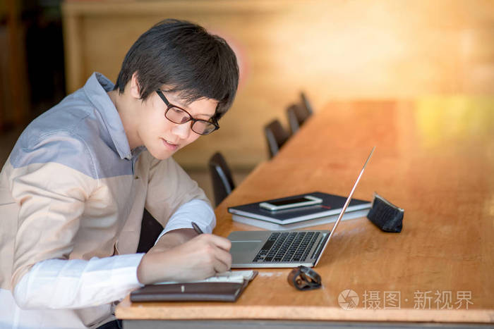 亚洲年轻人工作与高校的笔记本电脑照片-正版商用图片100ieo-摄图新