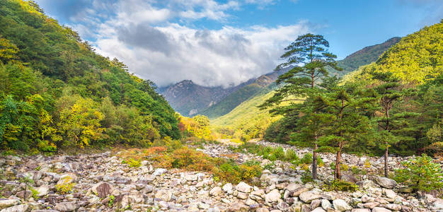 雪岳落在早晨的阳光，Seoraksan 国家公园中的视图