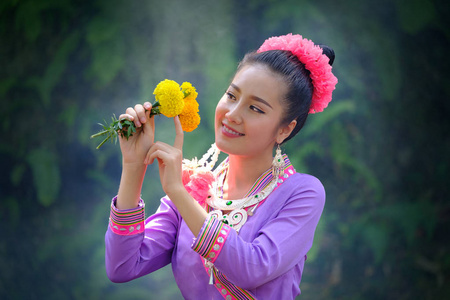美丽的亚洲女子花手与泰国传统服饰