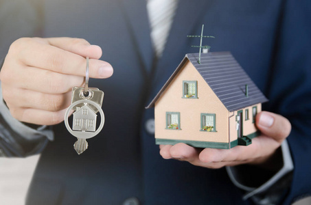 房地产经纪人家钥匙与房子微型