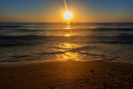日出在平静的海