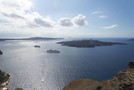 风景秀丽与海看法。在靠近圣托里尼的爱琴海的一个小希腊岛屿 Kameni 附近的海上巡航船